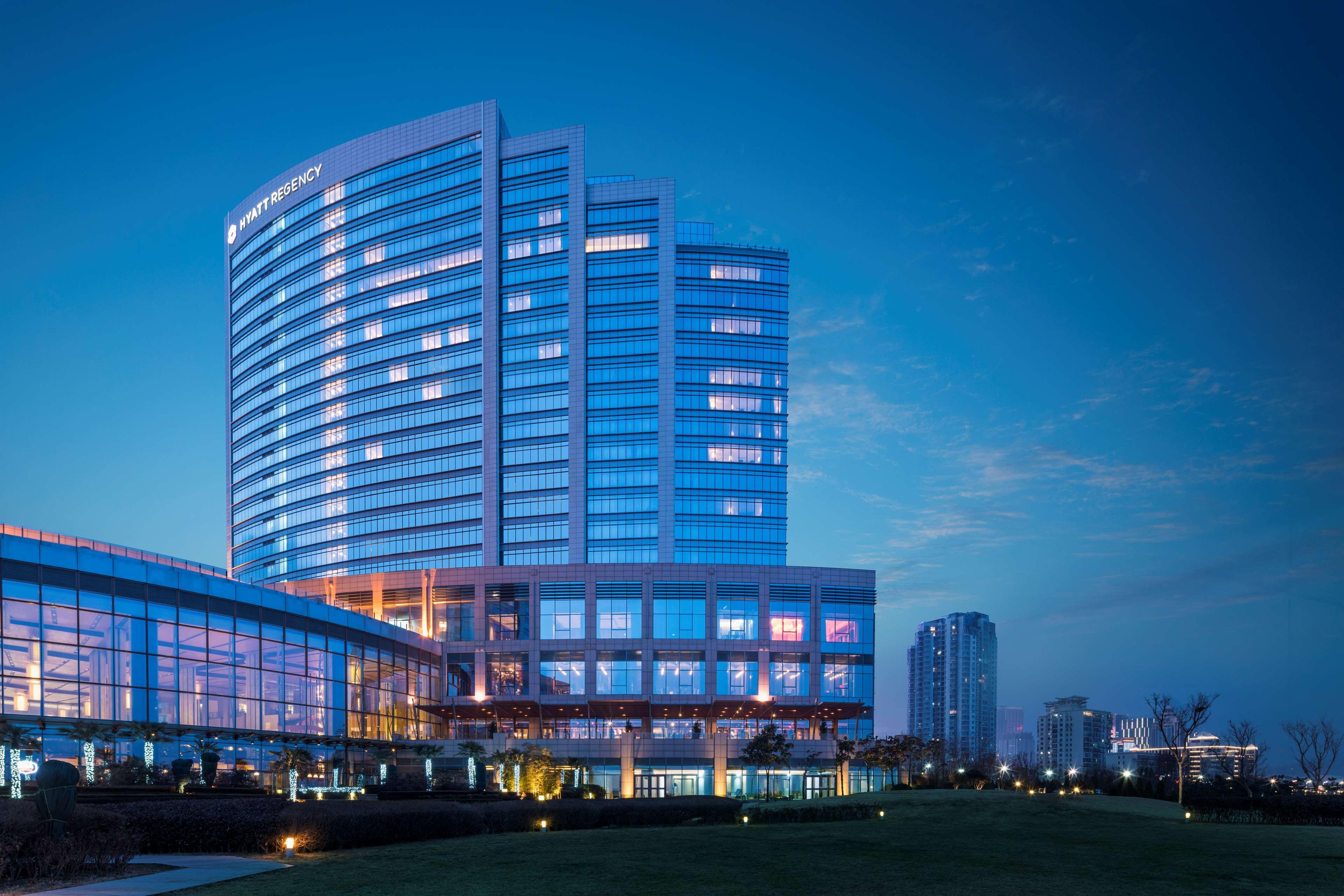 Отель Hyatt Regency Циндао Экстерьер фото